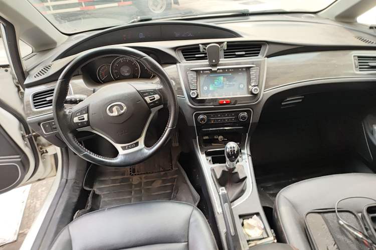 Used Great Wall C50 2016 1.5T Manual Fashion Edition Center Console