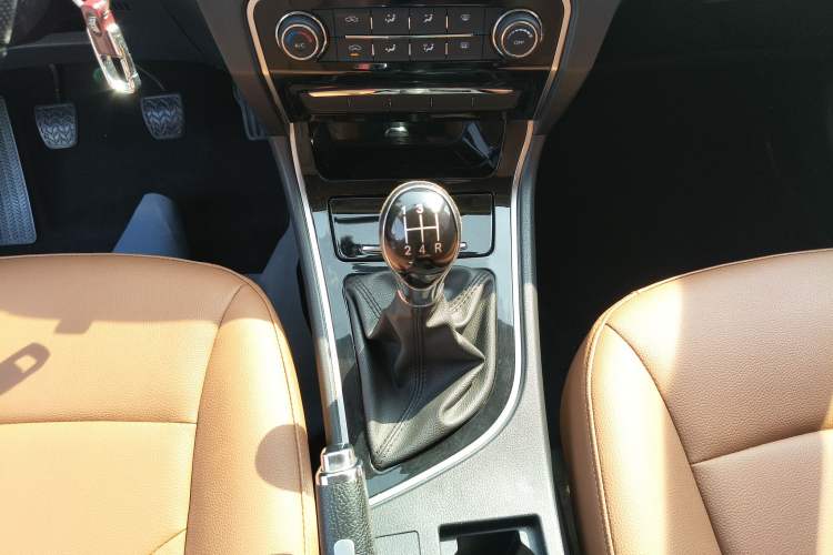 Used Great Wall C50 2016 1.5T Manual Comfort Edition Gear Lever