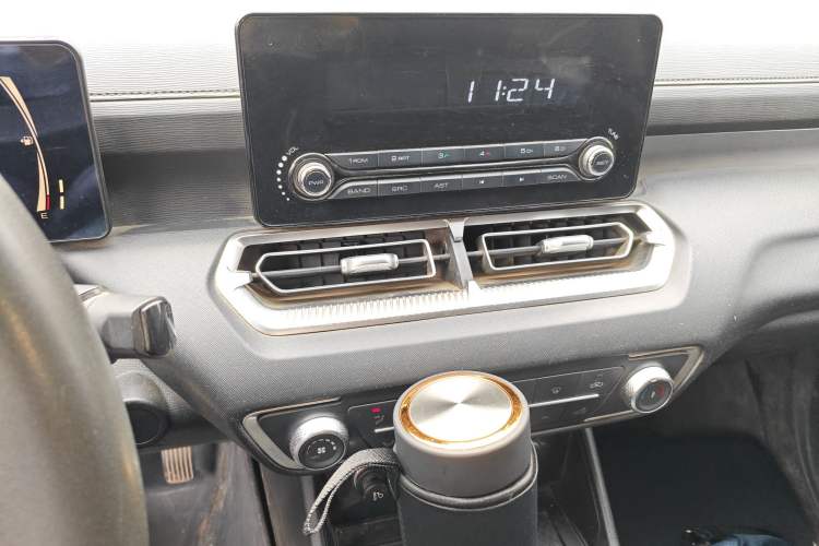 Used Great Wall King Kong Poer 2022 2.0T Manual Diesel 4x4 Entrepreneurial-Grade Long-Box Flatbed GW4D20M Audio And AC Panel