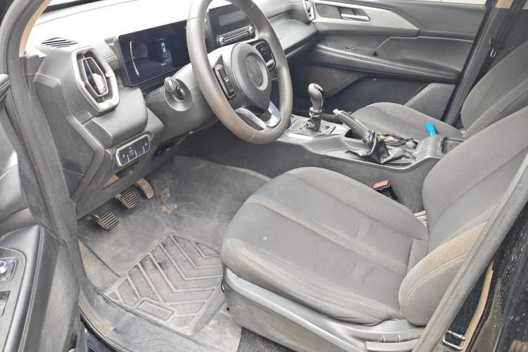 Used Great Wall King Kong Poer 2022 2.0T Manual Diesel 4x4 Entrepreneurial-Grade Long-Box Flatbed GW4D20M Driver Seat