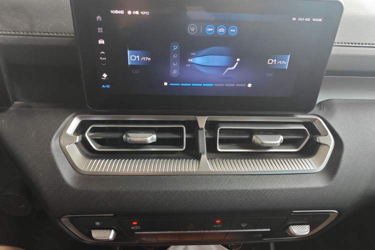 Used Great Wall King Kong Poer 2022 2.0T Manual Gasoline Two-Wheel-Drive Elite Version with Long Bed – GW4C20B Audio And AC Panel
