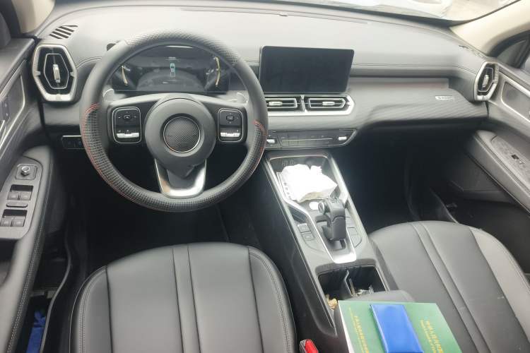 Used Great Wall King Kong Poer 2024 2.0T Automatic 8AT Gasoline Two-Wheel-Drive Navigation Edition Flatbed Center Console