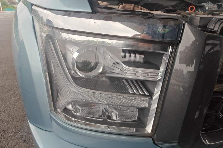 Used Great Wall King Kong Poer 2022 2.0T Manual Gasoline Two-Wheel-Drive Elite Version with Long Bed – GW4C20B Right Front Headlight