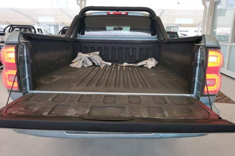 Used Great Wall King Kong Poer 2023 2.0T Automatic Diesel 4x4 Elite Edition Flatbed GW4D20M Trunk