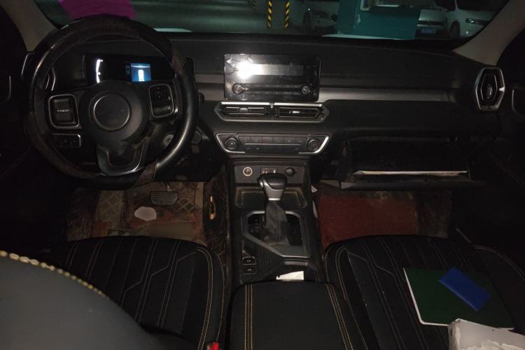 Used Great Wall King Kong Poer 2023 2.0T Automatic Diesel Two-Wheel-Drive Elite Version Flatbed GW4D20M Center Console