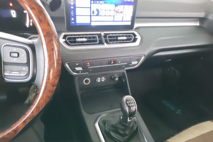 Used Great Wall King Kong Poer 2022 2.0T Manual Diesel Two-Wheel Drive Elite Version with Long Bed GW4D20M Audio And AC Panel