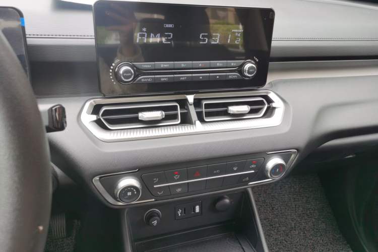 Used Great Wall King Kong Poer 2022 2.0T Manual Diesel Two-Wheel-Drive Entrepreneurial Long-Box Version GW4D20M Audio And AC Panel