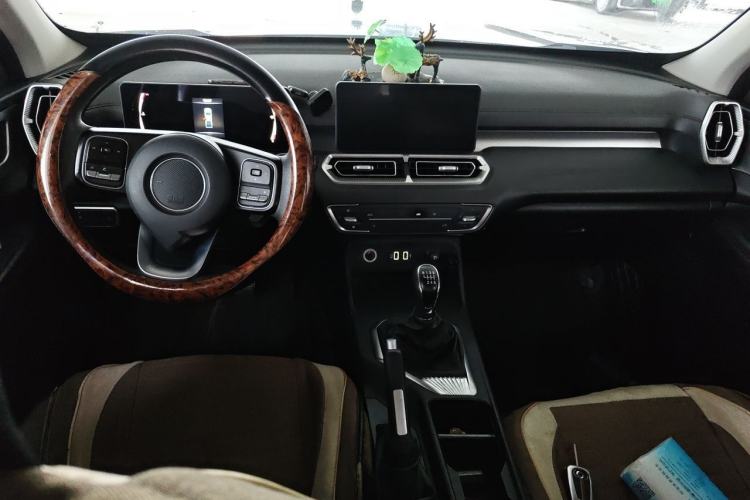 Used Great Wall King Kong Poer 2022 2.0T Manual Diesel Two-Wheel Drive Elite Version with Long Bed GW4D20M Center Console