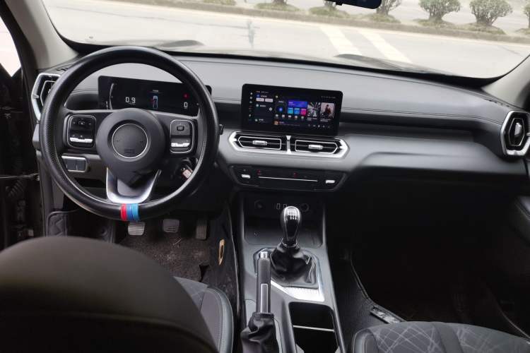 Used Great Wall King Kong Poer 2022 2.0T Manual Gasoline Two-Wheel Drive Elite Version with Long Bed and Flatbed – GW4C20B Center Console