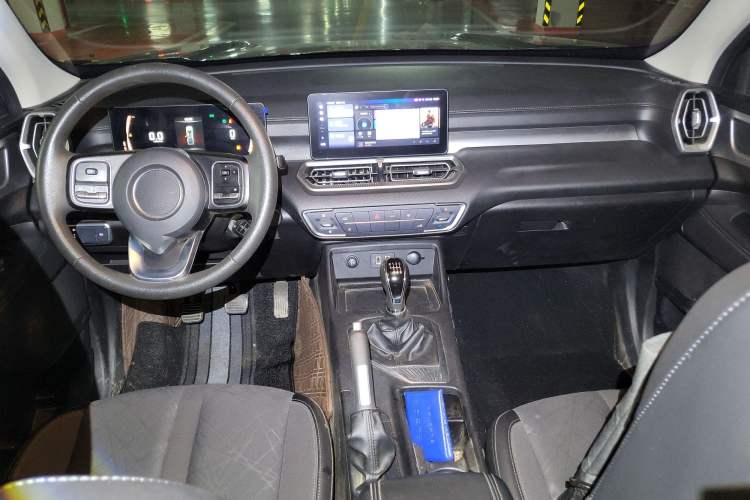 Used Great Wall King Kong Poer 2022 2.0T Manual Diesel Two-Wheel Drive Elite Version with Long Bed GW4D20M Center Console