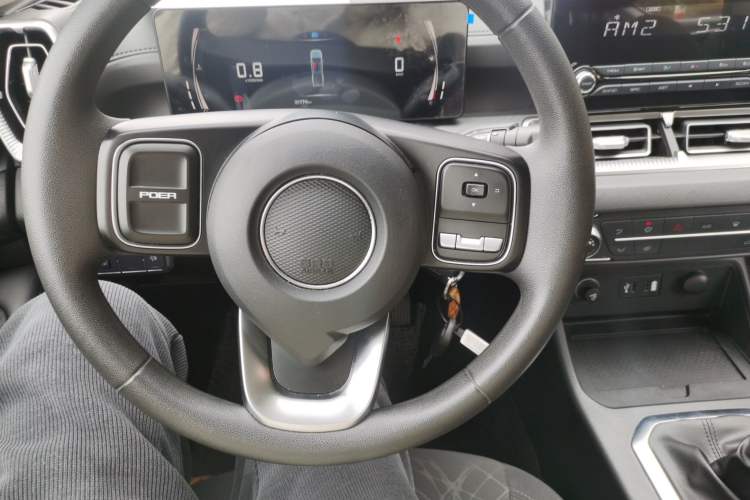 Used Great Wall King Kong Poer 2022 2.0T Manual Diesel Two-Wheel-Drive Entrepreneurial Long-Box Version GW4D20M Center Console
