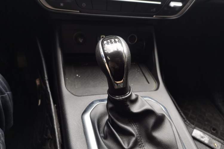 Used Great Wall King Kong Poer 2022 2.0T Manual Gasoline Two-Wheel Drive Elite Version with Long Bed and Flatbed – GW4C20B Gear Lever