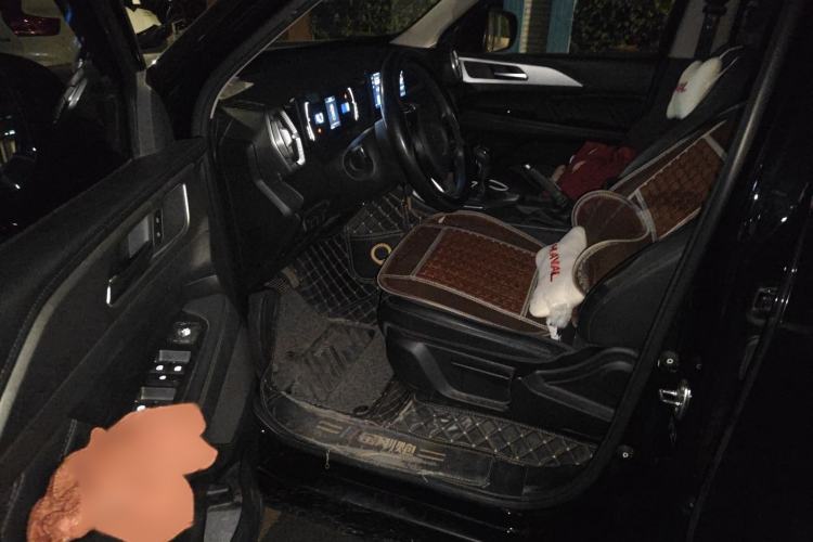 Used Great Wall King Kong Poer 2022 2.0T Manual Diesel Two-Wheel Drive Elite Version with Long Bed GW4D20M Interior 3