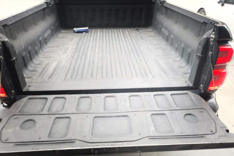 Used Great Wall King Kong Poer 2022 2.0T Manual Gasoline Two-Wheel Drive Elite Version with Long Bed and Flatbed – GW4C20B Trunk