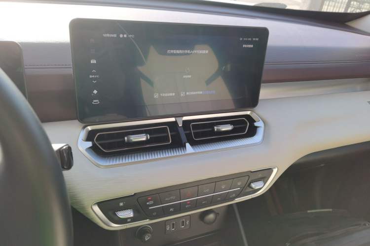 Used Great Wall King Kong Poer 2022 2.0T Manual Gasoline 4x4 Navigation Version with Long Bed – GW4C20B Audio And AC Panel