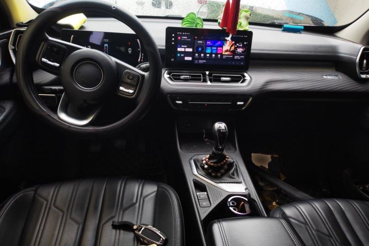 Used Great Wall King Kong Poer 2022 2.0T Manual Gasoline 4x4 Navigation Version with Long Bed – GW4C20B Center Console