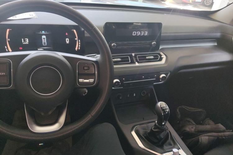 Used Great Wall King Kong Poer 2022 2.0T Manual Gasoline Two-Wheel-Drive Entrepreneurial Long-Box Version GW4C20B Center Console