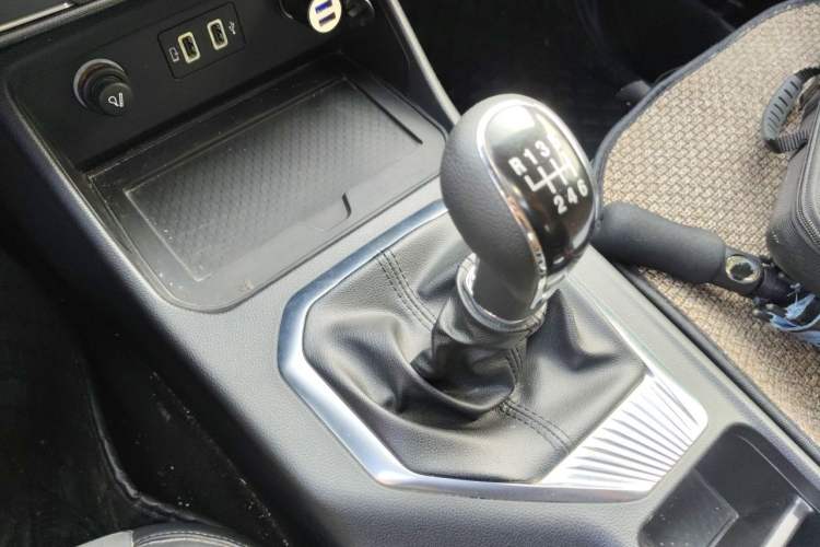 Used Great Wall King Kong Poer 2022 2.0T Manual Diesel 4x4 Elite Long-Box Version GW4D20M Gear Lever