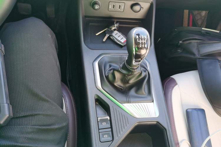 Used Great Wall King Kong Poer 2022 2.0T Manual Gasoline 4x4 Navigation Version with Long Bed – GW4C20B Gear Lever