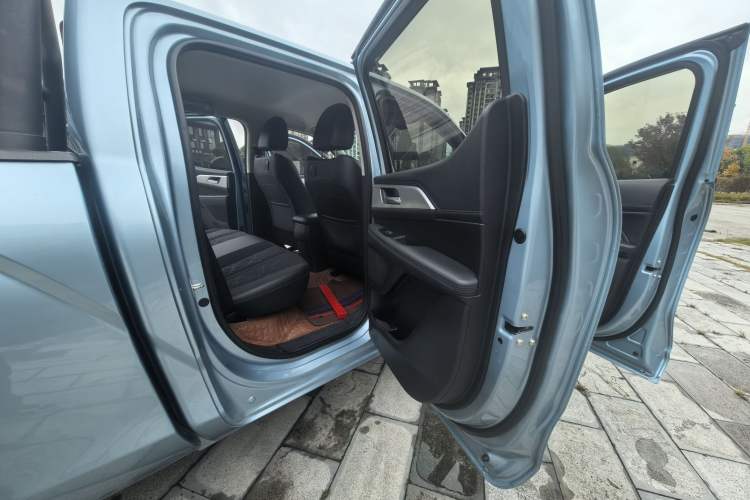 Used Great Wall King Kong Poer 2022 2.0T Manual Diesel Two-Wheel Drive Elite Version with Long Bed GW4D20M Interior 3