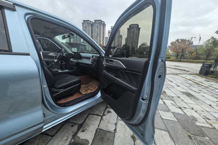 Used Great Wall King Kong Poer 2022 2.0T Manual Diesel Two-Wheel Drive Elite Version with Long Bed GW4D20M Interior 4