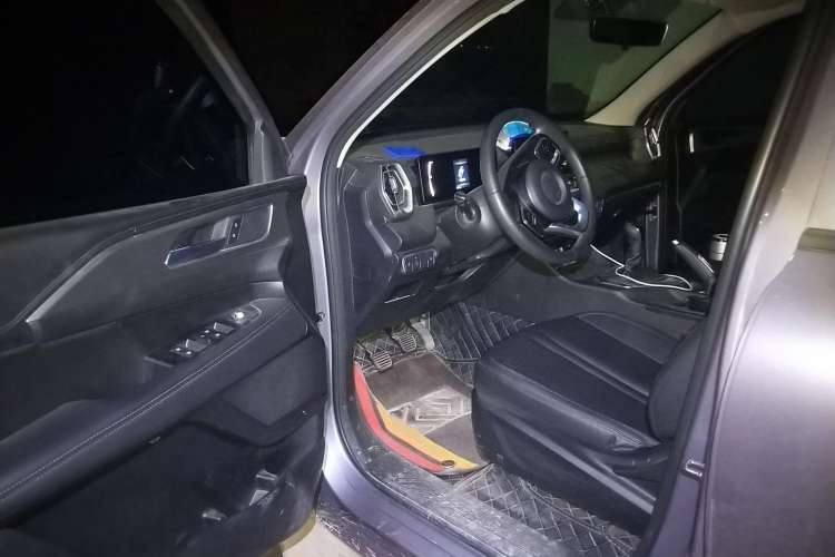 Used Great Wall King Kong Poer 2022 2.0T Manual Diesel Two-Wheel Drive Elite Version with Long Bed GW4D20M Driver Seat