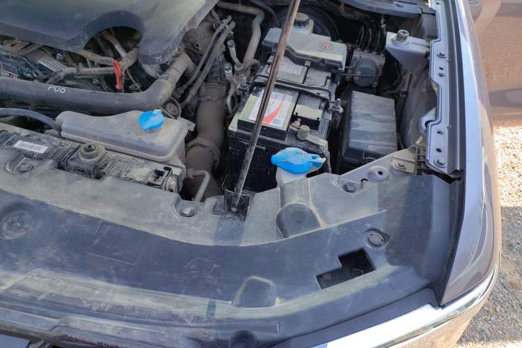 Used Great Wall King Kong Poer 2022 2.0T Manual Diesel 4x4 Elite Long-Box Version GW4D20M Engine Bay Left
