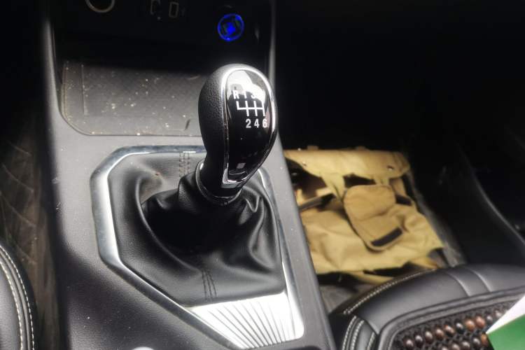 Used Great Wall King Kong Poer 2022 2.0T Manual Gasoline Two-Wheel-Drive Elite Version with Long Bed – GW4C20B Gear Lever