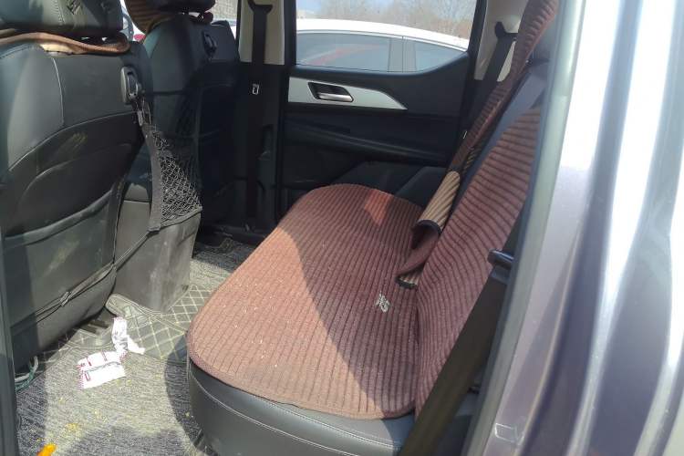 Used Great Wall King Kong Poer 2022 2.0T Manual Gasoline Two-Wheel-Drive Elite Version with Long Bed – GW4C20B Interior 4