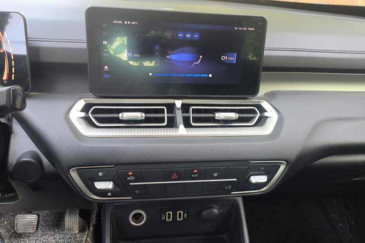 Used Great Wall King Kong Poer 2022 2.0T Manual Gasoline Two-Wheel-Drive Elite Version with Long Bed – GW4C20B Audio And AC Panel
