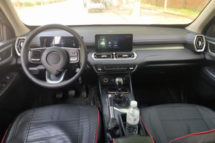 Used Great Wall King Kong Poer 2022 2.0T Manual Gasoline Two-Wheel-Drive Elite Version with Long Bed – GW4C20B Center Console