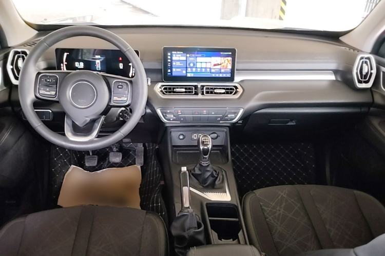 Used Great Wall King Kong Poer 2022 2.0T Manual Gasoline Two-Wheel-Drive Elite Version with Long Bed – GW4C20B Center Console