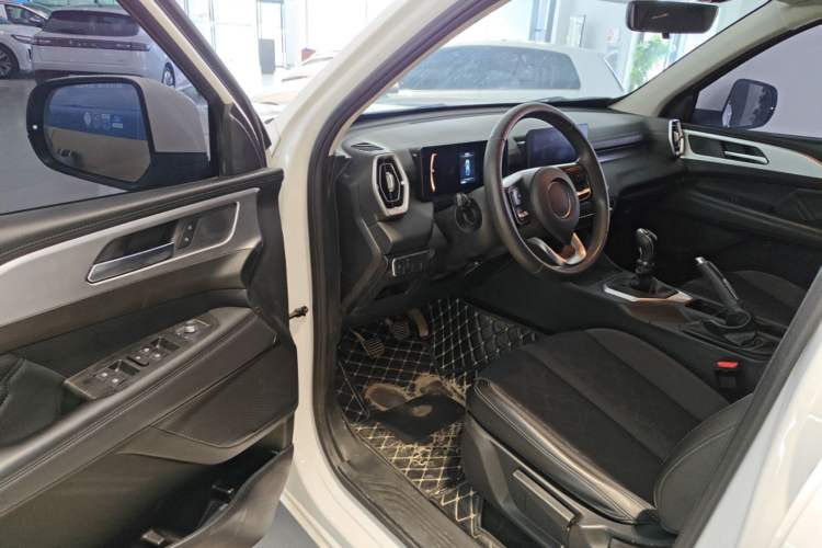 Used Great Wall King Kong Poer 2022 2.0T Manual Gasoline Two-Wheel-Drive Elite Version with Long Bed – GW4C20B Driver Seat