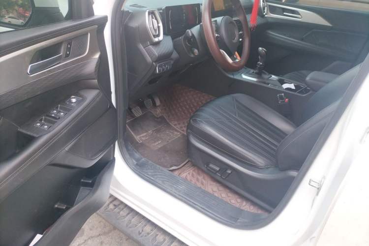 Used Great Wall King Kong Poer 2022 2.0T Manual Gasoline 4x4 Navigation Version with Long Bed – GW4C20B Driver Seat