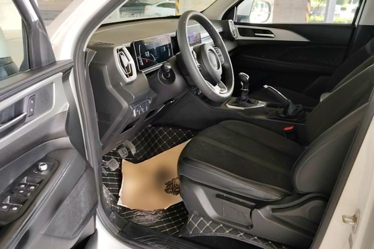 Used Great Wall King Kong Poer 2022 2.0T Manual Gasoline Two-Wheel-Drive Elite Version with Long Bed – GW4C20B Driver Seat