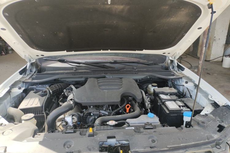 Used Great Wall King Kong Poer 2022 2.0T Manual Diesel 4x4 Entrepreneurial-Grade Long-Box Flatbed GW4D20M Engine Bay