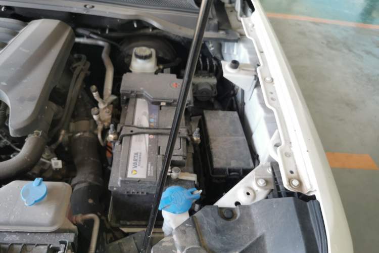 Used Great Wall King Kong Poer 2022 2.0T Manual Diesel 4x4 Elite Long-Box Version GW4D20M Engine Bay Left