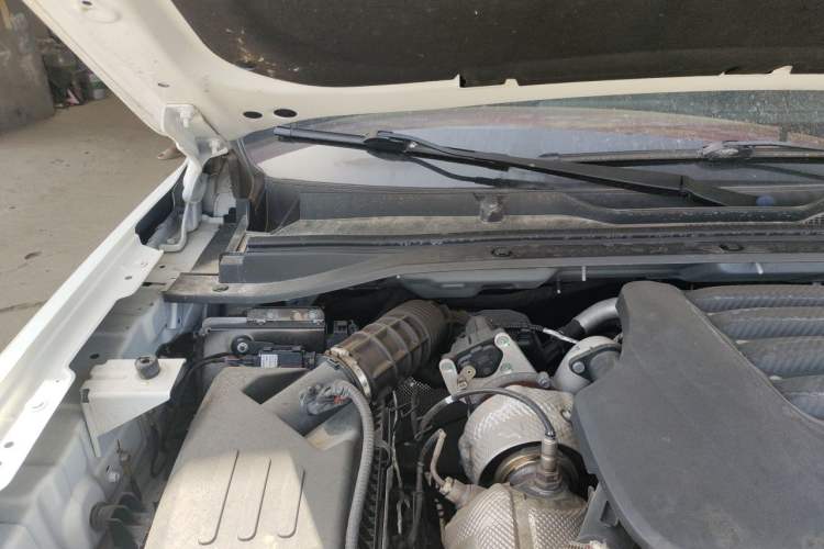 Used Great Wall King Kong Poer 2022 2.0T Manual Diesel 4x4 Entrepreneurial-Grade Long-Box Flatbed GW4D20M Engine Bay Right