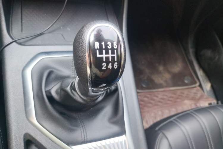 Used Great Wall King Kong Poer 2022 2.0T Manual Gasoline 4x4 Navigation Version with Long Bed – GW4C20B Gear Lever