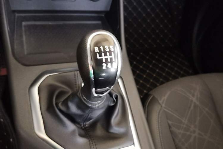 Used Great Wall King Kong Poer 2022 2.0T Manual Gasoline Two-Wheel-Drive Elite Version with Long Bed – GW4C20B Gear Lever