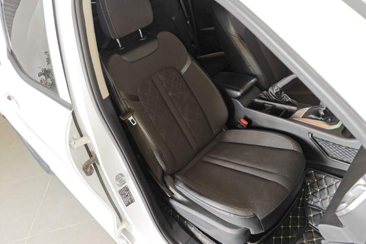 Used Great Wall King Kong Poer 2022 2.0T Manual Gasoline Two-Wheel-Drive Elite Version with Long Bed – GW4C20B Right Front Seat
