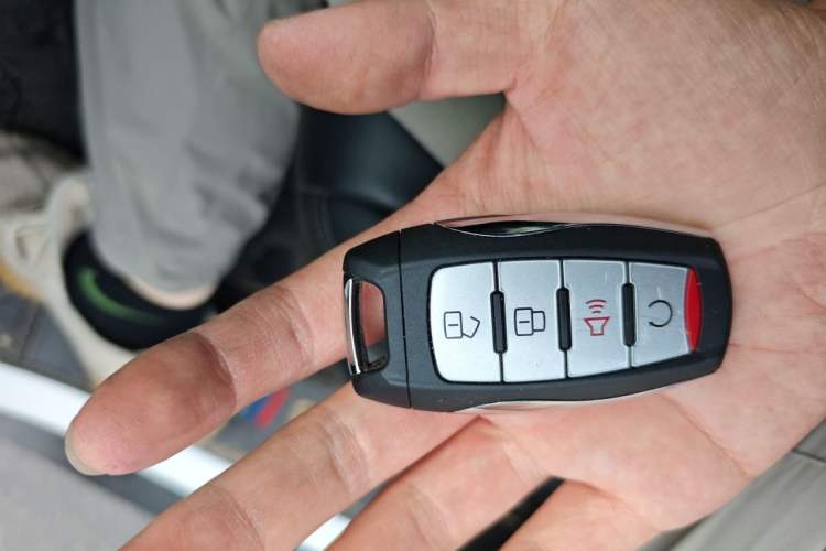 Used Great Wall King Kong Poer 2022 2.0T Manual Diesel 4x4 Navigation Version Long Bed GW4D20M Vehicle Key