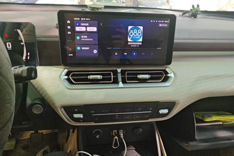 Used Great Wall King Kong Poer 2022 2.0T Manual Gasoline 4x4 Elite Version with Extended Cabin – GW4C20B Audio And AC Panel