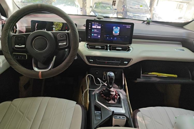Used Great Wall King Kong Poer 2022 2.0T Manual Gasoline 4x4 Elite Version with Extended Cabin – GW4C20B Center Console
