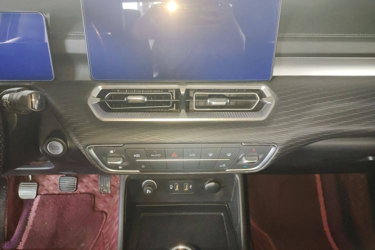Used Great Wall King Kong Poer 2023 2.0T Manual Gasoline Two-Wheel Drive Navigation Version Long Bed Flatbed – GW4C20C Audio And AC Panel