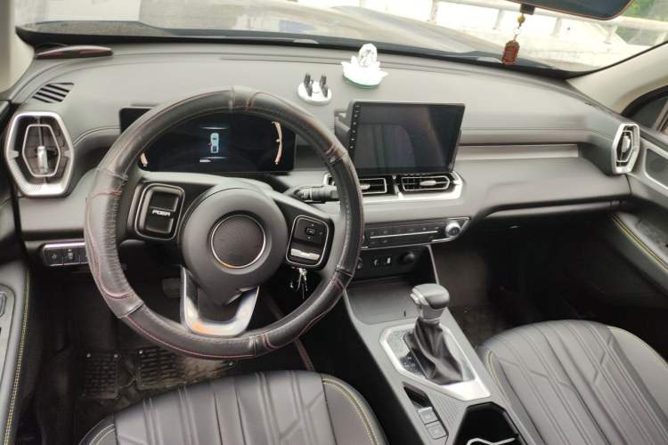 Used Great Wall King Kong Poer 2023 2.0T Automatic Diesel Two-Wheel Drive Elite Version with Long Bed – GW4D20M Center Console