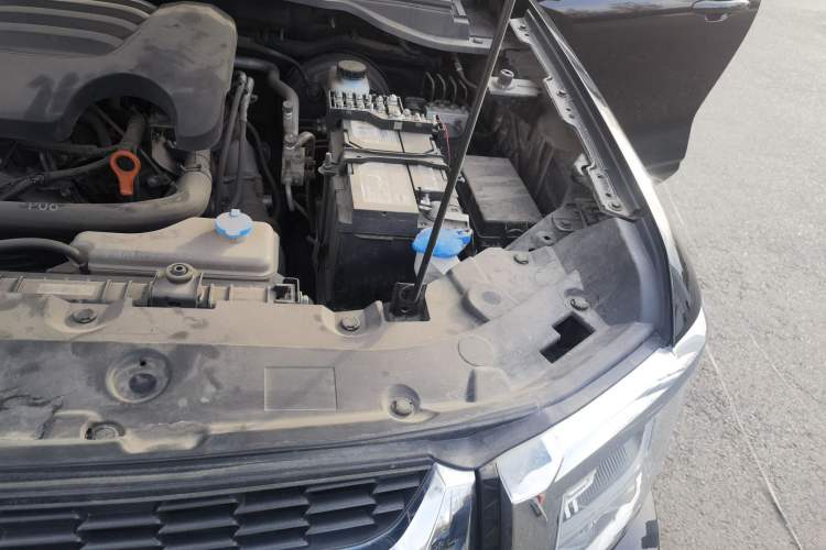 Used Great Wall King Kong Poer 2023 2.0T Automatic Diesel 4x4 Elite Long-Box GW4D20M Engine Bay Left