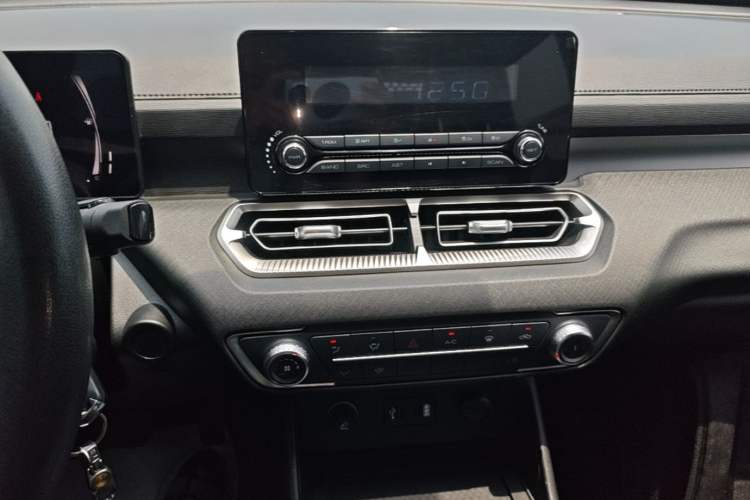 Used Great Wall King Kong Poer 2023 2.0T Automatic Diesel Two-Wheel-Drive Elite Version Flatbed GW4D20M Audio And AC Panel
