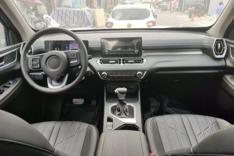 Used Great Wall King Kong Poer 2023 2.0T Automatic Diesel Two-Wheel Drive Elite Version with Long Bed – GW4D20M Center Console