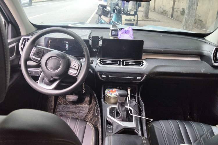 Used Great Wall King Kong Poer 2023 2.0T Automatic Gasoline Two-Wheel-Drive Elite Version Flatbed GW4C20C Center Console